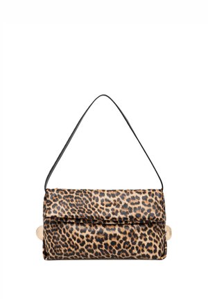 Bolso rectangular con estampado de leopardo, asa negra para el hombro y cierre circular en tono dorado en cada lado.