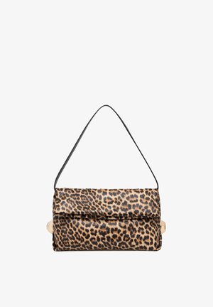 Bolso rectangular con estampado de leopardo, asa negra para el hombro y cierre circular en tono dorado en cada lado.