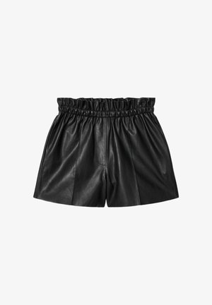 Sorte shorts i kunstlæder med høj elastisk talje og lodret sømdetalje på hvid baggrund.