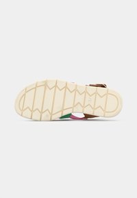 Jalatooted, millel on kummist tald. Tald on tekstuuriga haardemustriga ning beež, millel on rohelised, roosad ja pruunid aktsendid rihmades.