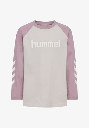 Koszulka z długim rękawem typu raglan z jasnofioletowymi rękawami i kremowym korpusem, z białym napisem „hummel” na piersi oraz białymi pasami w kształcie sera na rękawach.