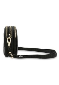 Borsa nera con zip e hardware dorato, forma compatta, texture liscia, tracolla rimovibile e due scomparti per lo stoccaggio.