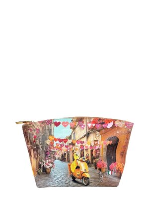 Bustina con cerniera con una scena di strada di una donna in giallo che guida uno scooter sotto decorazioni a forma di cuore appese e balconi pieni di fiori.