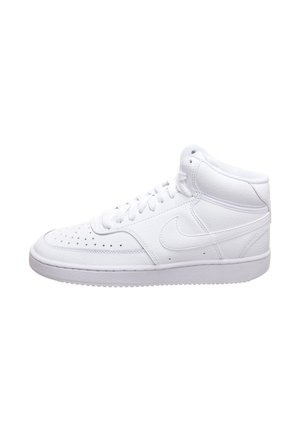 Baskets montantes en cuir blanc avec perforations sur l'avant-pied, lacets, col rembourré et logo Nike swoosh sur le côté.