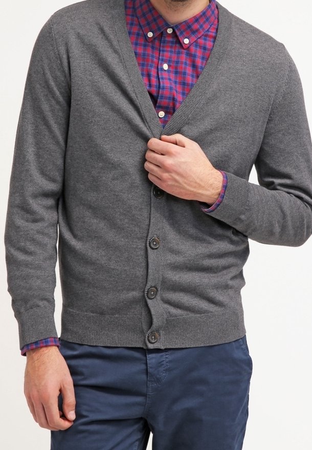 Šedý pletený cardigan s výstřihem do V, zapínáním na knoflíky a ribbenými manžetami, překrytý červenou a modrou károvanou košilí. Hladká textura a přiléhavý design.