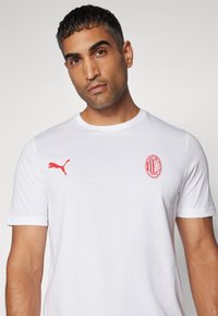 Puma AC MILAN ESSENTIAL - T-shirt con stampa - white/for all time red