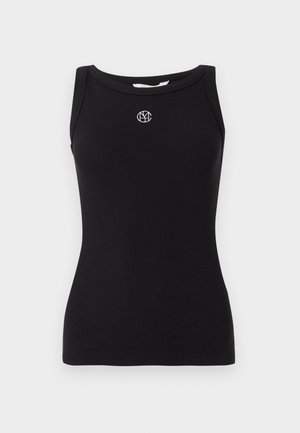 Černý žebrovaný top bez rukávů s kulatým výstřihem. Na hrudi má vyšitý logo v bílé barvě a žádné další vzory ani textury.