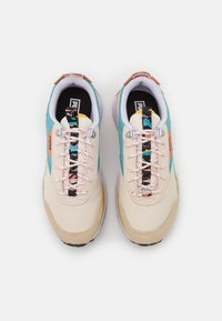 Baskets texturées avec une tige en maille beige, des accents turquoise et des lacets à motifs. Comprend des détails roses et orange, ainsi qu'une semelle en caoutchouc.