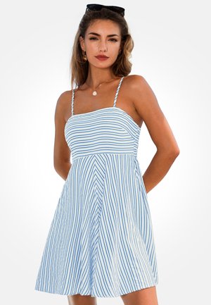 Gestreiftes Sommerkleid mit tailliertem Oberteil und ausgestelltem Rock. Es verfügt über blaue und weiße vertikale Streifen, dünne Träger und eine glatte Baumwollstruktur.