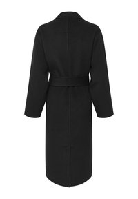 Manteau long noir avec une coupe droite, des manches larges et une ceinture à la taille. Doté d'un col cranté et d'une texture lisse.