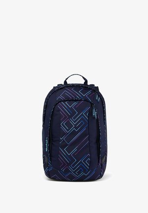 Sac à dos bleu marine avec des motifs géométriques en lignes violettes et bleues, poche zippée à l'avant, poignée sur le dessus et logo "Satch" sur le côté.