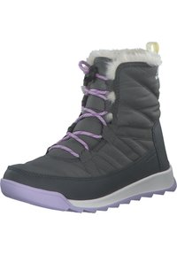 Grijze geïsoleerde laars met een gequilt ontwerp, nepbont voering, paarse accenten en een rubberen zool. Voorzien van verstelbare veters voor een veilige pasvorm.