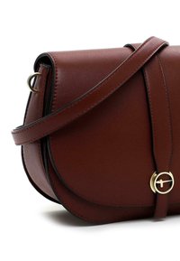 Borsa a tracolla in pelle marrone con pattina arrotondata, hardware dorato, cuciture nere a contrasto e tracolla rimovibile.