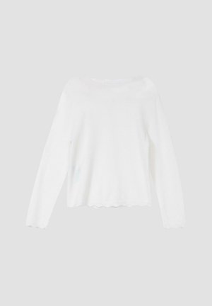 Weißer langärmeliger Strickpullover mit gewellten Kanten an Ärmeln und Saum, präsentiert vor einem hellgrauen Hintergrund.