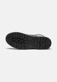 Timberland schoenzool met diepe profielpatronen, zwart rubbermateriaal en een gegraveerd logo. Vlakke, afgeronde neus met een textuur voor betere grip.