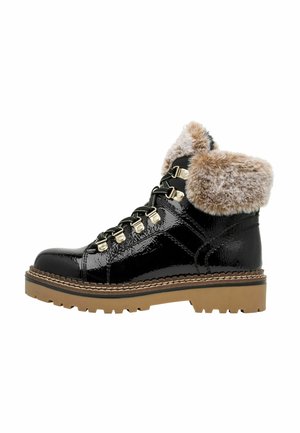 Botte d'hiver noire brillante avec semelle en caoutchouc marron cramponnée, œillets métalliques, lacets noirs et col en fausse fourrure beige plié.