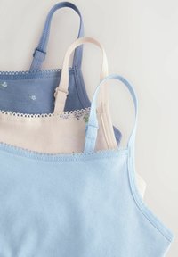 Trois débardeurs en tissus bleu, bleu clair et rose pâle. Chacun présente des bretelles ajustables et de délicates bordures festonnées.