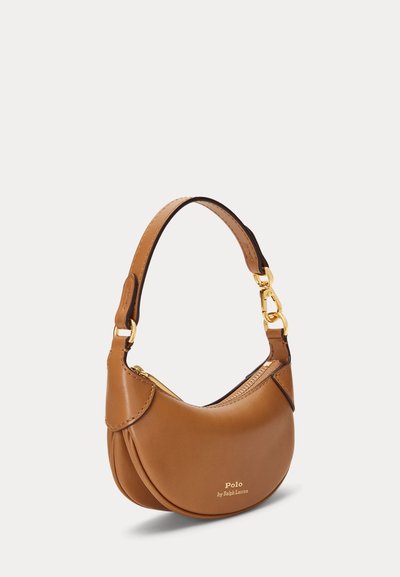 Bruine leren Polo crescent-handtas van Ralph Lauren met gouden rits en hardware aan een korte band op een witte achtergrond.