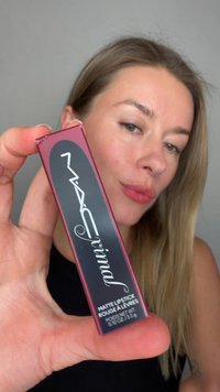 ROUGE À LÈVRES MAT dans un emballage rectangulaire ; extérieur rose foncé avec étiquette noire brillante ; texte blanc fournissant les détails du produit.