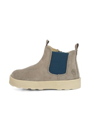 Bottine en daim gris avec panneau latéral en élastique bleu, tirante ovale et semelle en caoutchouc beige à texture nervurée. Design simple et épuré.
