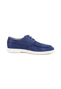 Chaussures en daim bleu marine avec une texture lisse, dotées d'un bout arrondi, d'une semelle blanche contrastante et de quatre œillets noirs pour les lacets.
