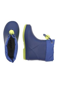 Bottes de pluie en caoutchouc bleu avec une semelle en caoutchouc verte et un poignet en textile. Dispose d'une fermeture à cordon et d'une texture antidérapante. Étiquette de taille visible à l'intérieur.