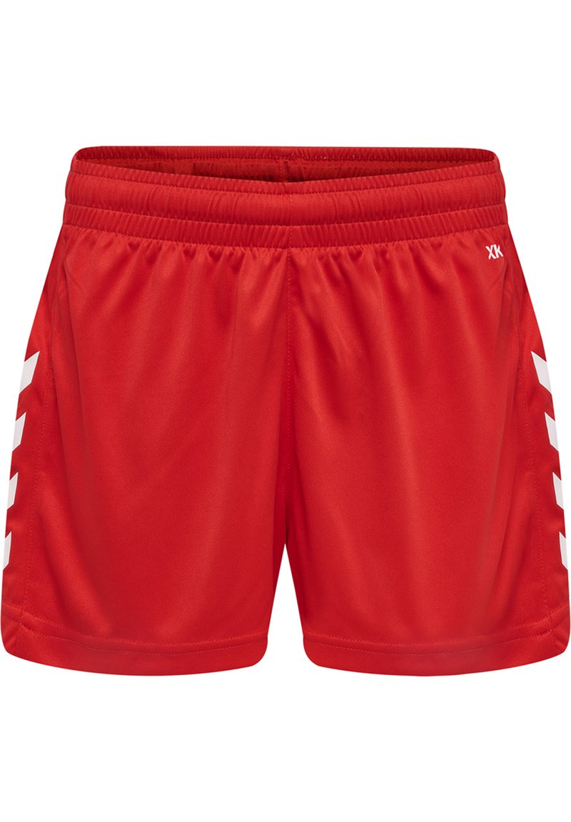 Rode sportieve shorts gemaakt van gladde, lichte stof. Voorzien van een elastische tailleband en witte verticale strepen aan de zijkanten.