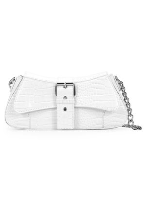 Bolso de mano de imitación de cuero blanco con un patrón de cocodrilo, presentado con un acento de hebilla central y una correa de cadena plateada.