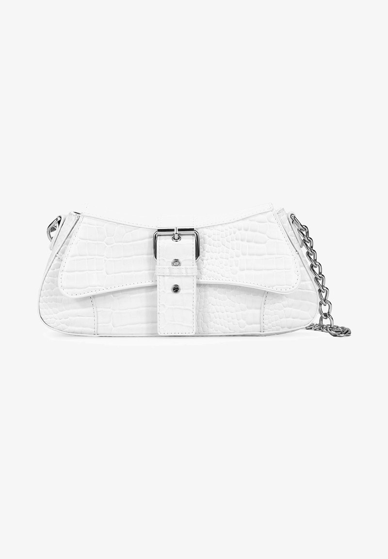 Bolso de mano de imitación de cuero blanco con un patrón de cocodrilo, presentado con un acento de hebilla central y una correa de cadena plateada.