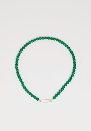 Grøn perlekæde lavet af glatte, runde perler. Har et guld-låsebeslag med en oval form.