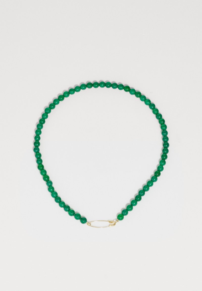 Πράσινο κολιέ με χάντρες από λεία, στρογγυλά κομμάτια. Διαθέτει μεταλλικό κούμπωμα σε χρυσό χρώμα με οβάλ σχήμα.