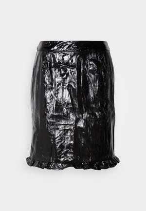 Sort, skinnende, plisseret nederdel med en volangkant. Lavet af et glat, reflekterende materiale, har den en tætsiddende talje og en nederdelsilhuet til knæet.