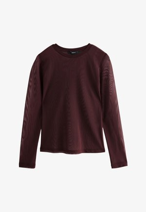 Top a maniche lunghe in mesh trasparente bordeaux scuro con scollo rotondo ed etichetta del marchio visibile all'interno del colletto.