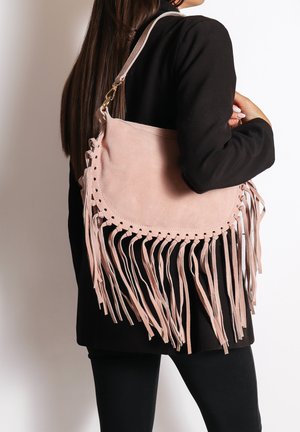 Borsa a spalla in suede rosa con dettagli frangiati e accenti in pizzo, caratterizzata da una forma arrotondata e una sola tracolla.