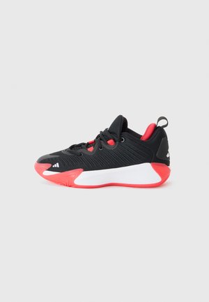 Scarpa sportiva nera con parte superiore testurizzata, dettagli rossi, suola intermedia bianca e suola in gomma rossa. Presenta lacci e un'etichetta sul tallone.