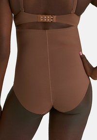 Braune Badebekleidung mit verstellbaren Trägern, die eine glatte Textur aufweist und ein Haken- und Ösenverschluss im Rücken hat. Zeigt ein Design mit vollständiger Abdeckung.