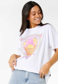 Hvid bomulds t-shirt med et farverigt grafisk design, der har en solnedgang og palmetræer. Casual pasform med korte ærmer og rund udskæring.