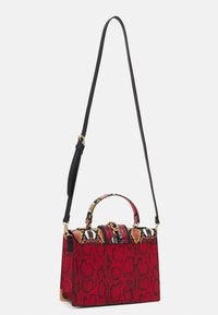 Sac à main en cuir synthétique rouge effet serpent, de forme structurée, avec une poignée supérieure et une bandoulière noire détachable. Doté de ferrures dorées et d'un rabat à motif.
