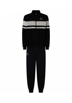 Completo tuta sportiva in tessuto nero con strisce orizzontali grigie sulla giacca. Presenta una chiusura con zip e polsini elasticizzati sia sulla giacca che sui pantaloni.