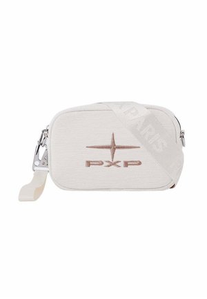 Kleine rechthoekige witte crossbodytas met beige ster en "PXP" logo, brede verstelbare band en zilveren metalen gesp aan de zijkant.