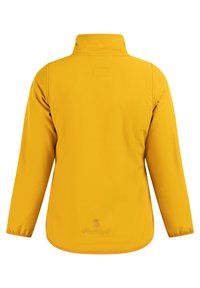 Gul jakke med lange ærmer, høj krave, glat tekstur og kontrasterende orange kant. Har et logodesign nær kanten.