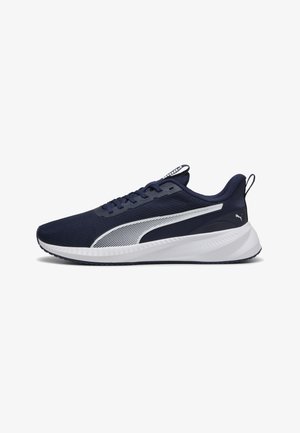 Scarpa sportiva in rete blu navy con accenti bianchi, suola texturizzata e colletto imbottito. Presenta un logo laterale prominente e chiusura con lacci tradizionale.