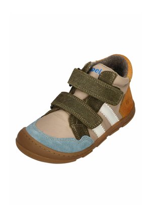 Sneaker mit einem Obermaterial aus beigem Leder, grünen Riemen, einer blauen Wildleder-Spitze und einem orangen hinteren Teil. Verfügt über weiße Streifen und eine Gummisohle.