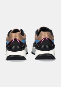 Zapatillas deportivas con un diseño elegante, base negra, acentos en bronce metálico, paneles superiores azules y una entresuela texturizada blanca.