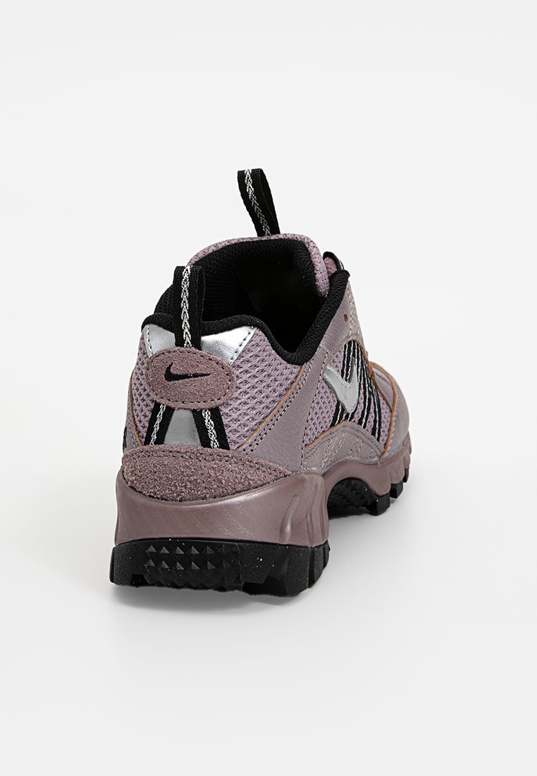 Lila und schwarze Sneaker aus Mesh- und Wildledermaterialien, mit strukturiertem Außensohlen, reflektierenden Akzenten und einem gepolsterten Schaft für zusätzliche Unterstützung.