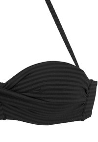 Černý bandeau bikiny top s texturovanými pruhy, s otočeným designem vpředu a tenkými nastavitelnými ramínky. Žádné viditelné kovové prvky.