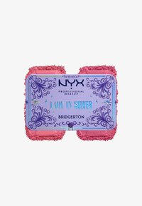 Palette de maquillage NYX Bridgerton dans un emballage violet avec des motifs complexes et deux teintes de blush rose. Contient quatre teintes dans des tons pastel.