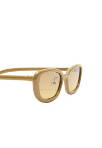 Beżowe okulary przeciwsłoneczne o owalnych soczewkach, z grubą plastikową oprawką i cienkimi zausznikami. Soczewki mają jasnobrązowy odcień. Brak widocznych wzorów lub zdobień.