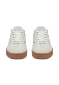 Balti odiniai sportbačiai su zomšos akcentais, apvaliu pirštu, plokščiu guminiais padu ir su raišteliais. Mėlyna ir sidabrinė prekės ženklo simbolika ant liežuvio ir šono.