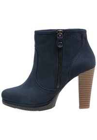 Botte chelsea marine à la finition en suède texturé, avec zip latéral et un talon haut rayé pour plus de hauteur.